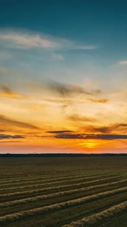 Vue aérienne du coucher de soleil brillant