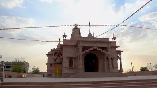 temple artistique hindou avec un ciel spectaculaire au coucher du soleil le soir depuis une perspective unique