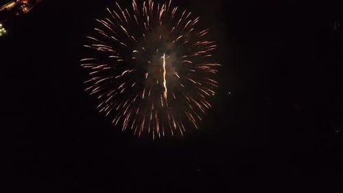 Drohne fängt Feuerwerksshow vom Himmel ein