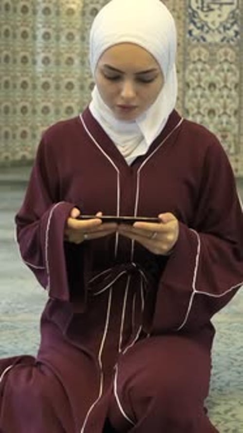 Hijabi Girl Quran App