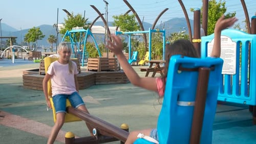 Niños en un columpio para mantener el equilibrio.
