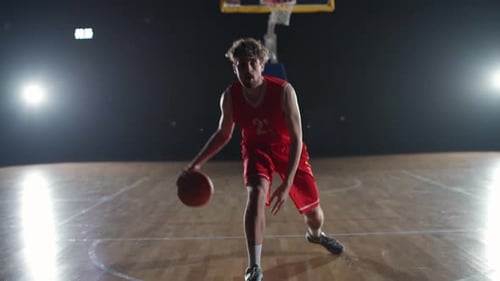 Kaukasischer Basketballspieler schlägt den Ball vom Boden und wärmt sich vor dem Spiel auf Profi