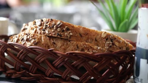 Foto detallada de pan integral horneado sobre la mesa