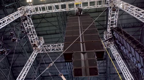 Altavoces profesionales de gran tamaño para una presentación musical en vivo en un estadio cubierto