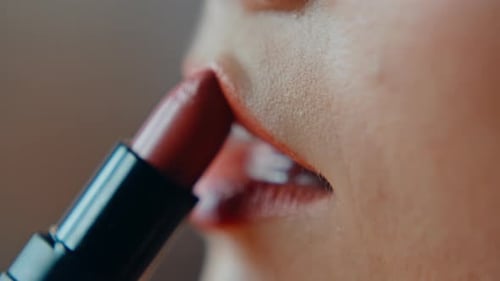 Pintura de lápiz labial rojo de cerca, hermosa mujer, labios, mujer, aplicando cosméticos rojos