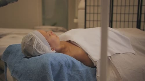Hautpflegekunde ruht sich im Klinikbett aus. Gimbal, Nahaufnahme