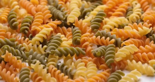 Nudel-Hintergrund, Makroansicht von trockenen, authentischen italienischen Fusilli