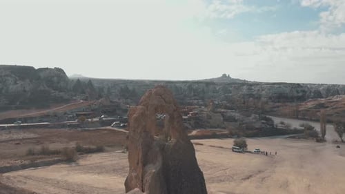 Hohe, dünne Turmzeltfelsformation mit geschnitztem Fenster in Kappadokien, Türkei - Aufsteigendes Panorama p