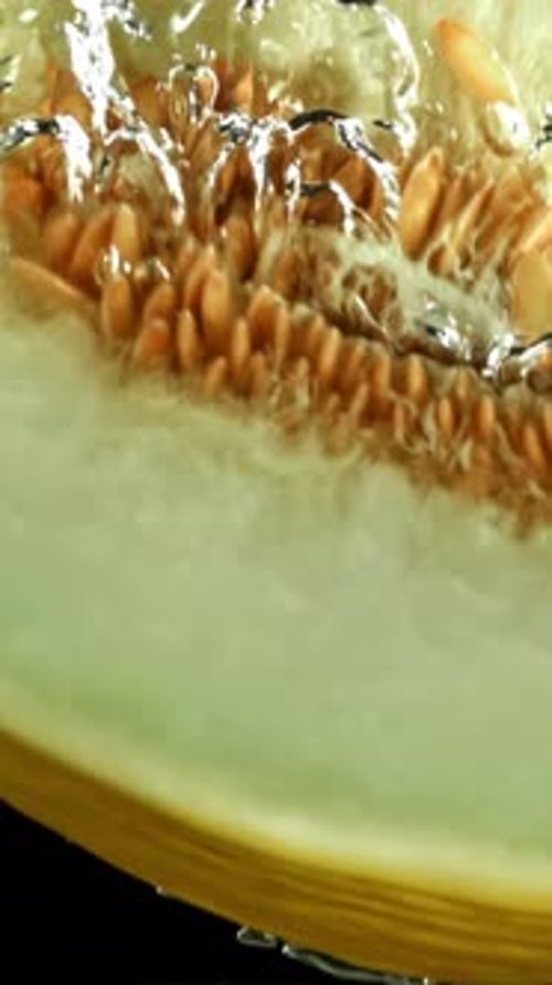 Un morceau de melon tombe sous l'eau filmé par une caméra à haute vitesse à 1000 images par seconde