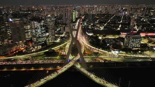 Ponte de teleférico na cidade noturna de São Paulo, Brasil.