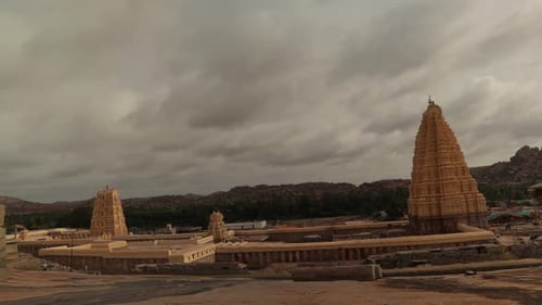 Laps de temps des nuages en mouvement au-dessus du temple de Virupaksha (gopuram) depuis le sommet de la colline HeMakuta à Ham