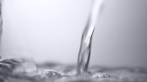 Gießen Sie sauberes Wasser in transparentes Glas