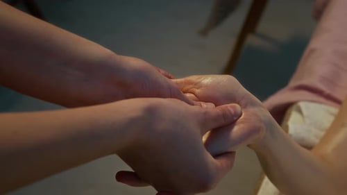 Nahaufnahme einer nicht wiederzuerkennenden Masseurin, die einer Frau eine entspannende Handmassage gibt