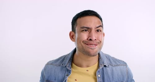 Mann, Humor und lustiges Gesicht im Studio für verrückten Witz, Mockup-Space und alberne Emoji von White