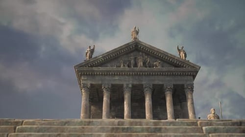 Alter Tempel mit detaillierten Skulpturen vor dramatischer Himmelskulisse