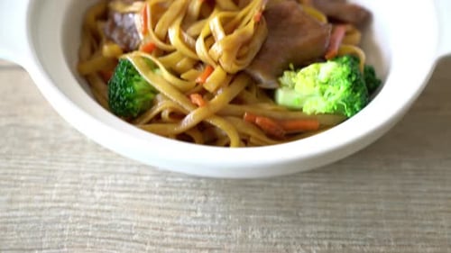 Delicious Noodle Stir Fry with Vegetables and Meat