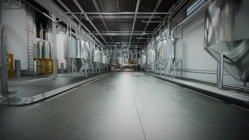 Große Fermentationstanks aus Stahl in einer geräumigen Halle der modernen Alkoholproduktionsfabrik