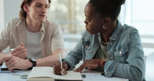 Rédaction, étudiants et réunion pour la planification, l'université et le partage d'idées par le biais du brainstorming