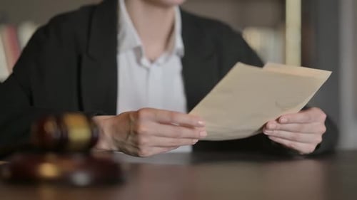 женщина подает документы в канцелярию суда