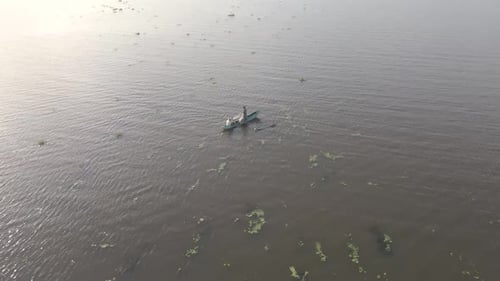 360-Grad-Drohnenaufnahme einheimischer traditioneller Fischer beim Fischen auf Schlammflüssen