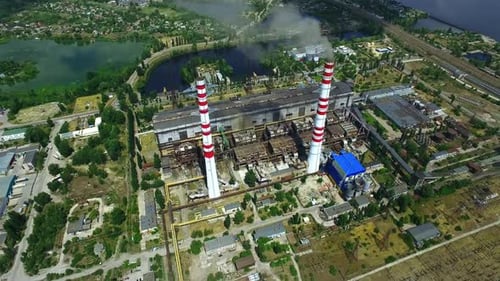 Wärmekraftwerksaggregat mit hohen Schornsteinen. Luftaufnahme von Energy Power
