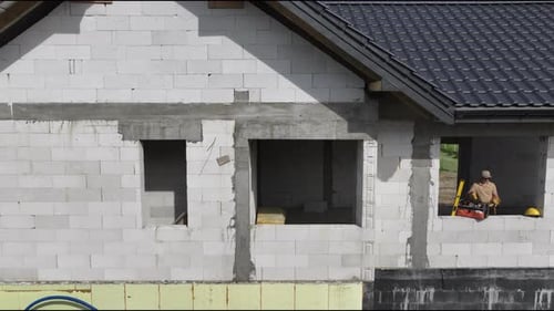 Homem trabalhando na construção da casa