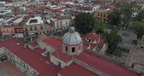 Vista aérea de Morelia, México, muestra la arquitectura tradicional de estilo español de