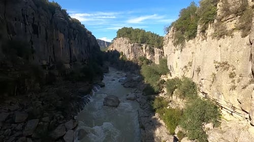 Drone vole dans un canyon à Antalya, en Turquie, belle nature, falaises rocheuses