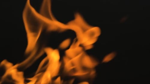 Feuerlinie oder Flammen isoliert auf schwarzem Hintergrund in voller Zeitlupenauflösung, Video von Feuer, das ist