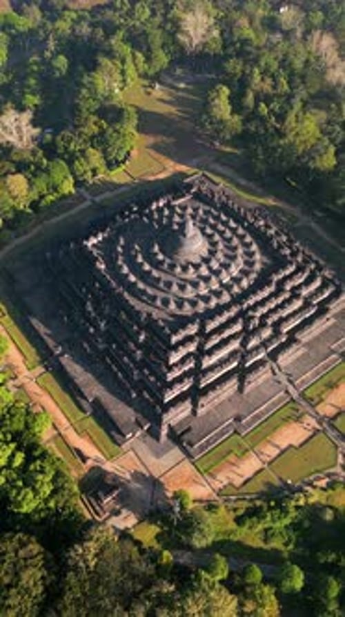 Luftaufnahme des Borobudur-Tempels, umgeben von üppigem Dschungel, Zentral-Java, Indonesien