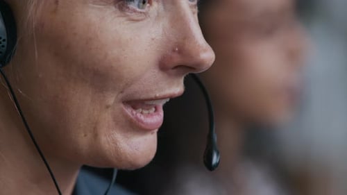 Gesicht einer selbstbewussten Bedienerin, die im Mikrofon des Headsets spricht