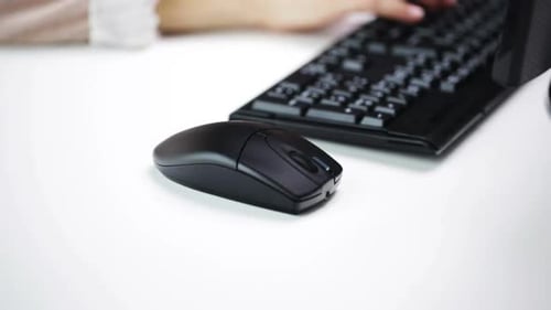 Mains féminines tapant sur le clavier de l'ordinateur dans la technologie de bureau moderne