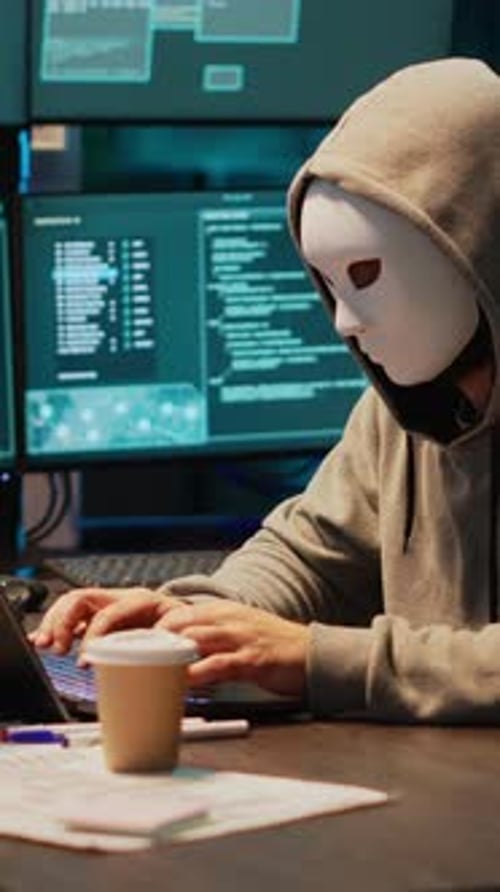 Programmeur informatique vertical avec serveurs de base de données de piratage de masques