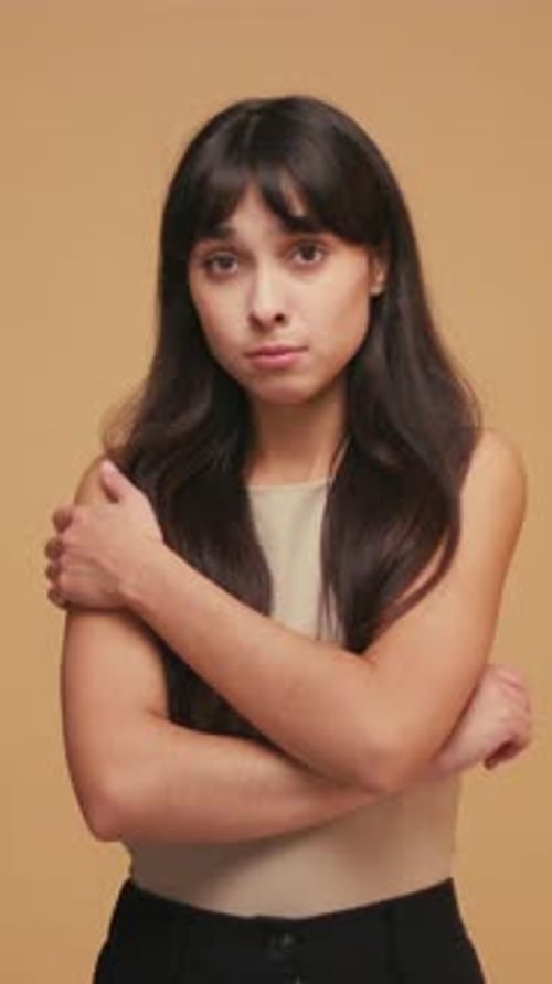 Oups, femme triste et terrifiée, expression faciale horrifiée, a fait une grosse erreur, sentiment de culpabilité, espace de copie
