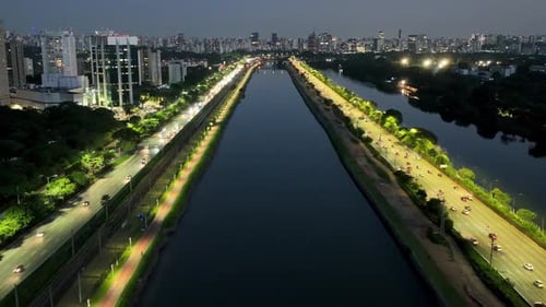 Paisagem noturna da Rodovia Marginal Pinheiros em São Paulo, Brasil