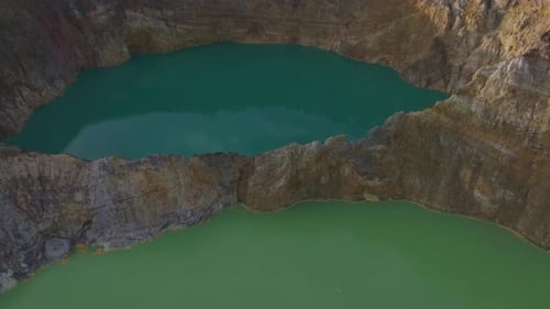 Vista aérea del lago con volcán y cráter, Kelimutu, Indonesia.