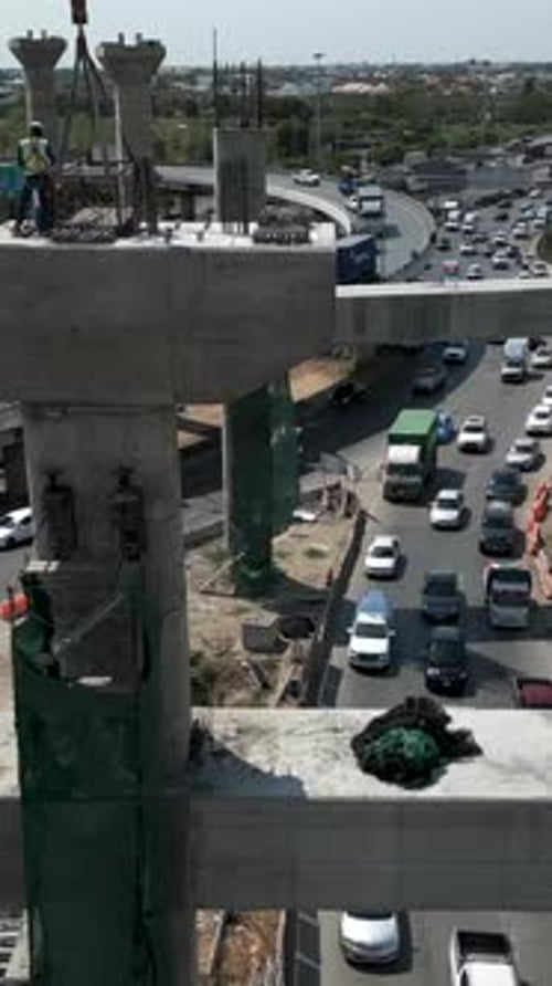 Vehículos que circulan entre la construcción de un puente