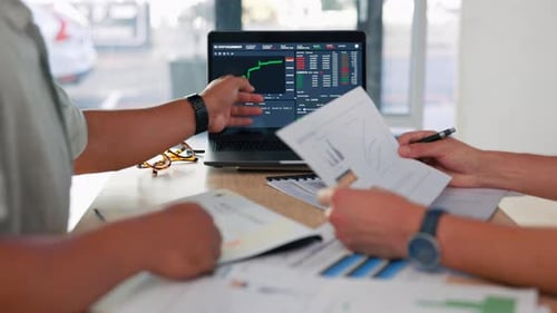 Empresários, mãos e laptop em reunião para dados do mercado de ações ou lucro com gráfico