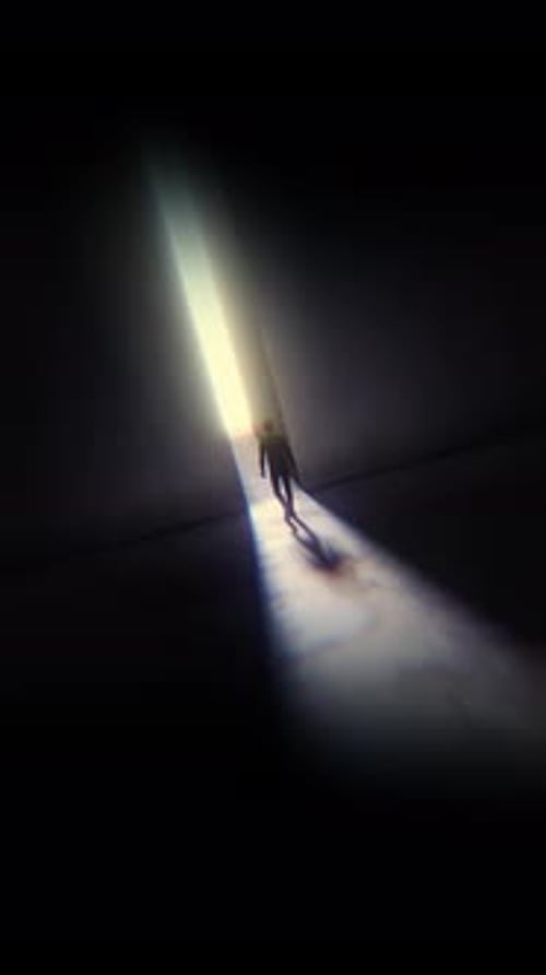 Un homme marchant dans une lumière brillante