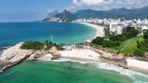 Praia do Arpoador, no centro do Rio de Janeiro, no Rio de Janeiro, Brasil. Destino de viagem. Cena turística