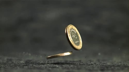 Fallende Euromünzen auf die Oberfläche wurden in Zeitlupe mit 1000 Bildern pro Sekunde gefilmt