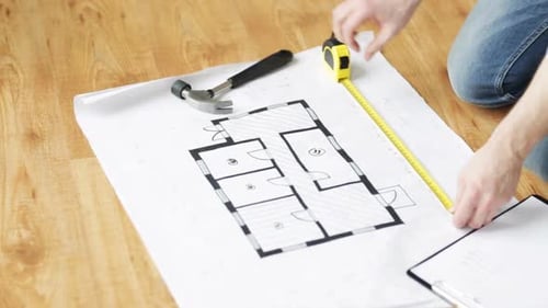 Konzept „Reparieren, Bauen und Menschen“ — Nahaufnahme männlicher Hände beim Messen