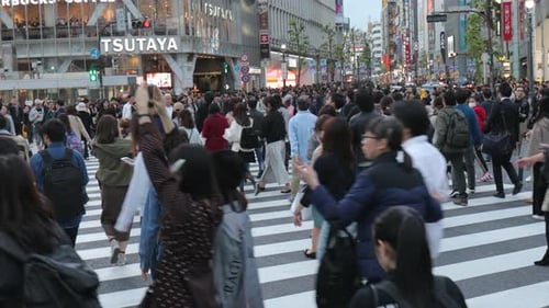 Tóquio, Japão, por volta de 2018. Multidões de pessoas atravessando a rua em Shibuya
Crossing