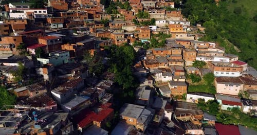 Elendshäuser am Hang in Petare, Favela in der Nähe der Stadt Caracas, Venezuela. Drohnenschuss im Orbit
