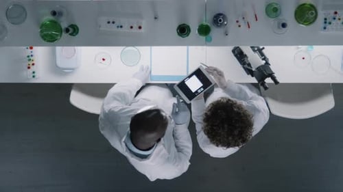 Chemiker arbeiten im Team mit Tablet-PC