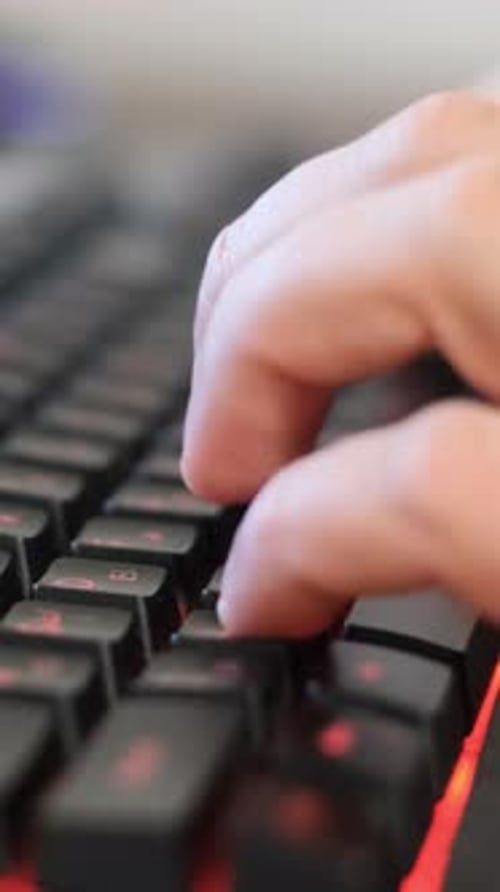Ein Video zeigt jemanden, der auf einer Tastatur tippt und sich auf die Fingerbewegung konzentriert