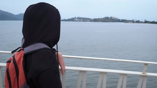 Einsames trauriges Schulmädchen auf der Brücke