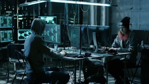 Une équipe de pirates informatiques de garçons et de filles recherchés au niveau international organise une attaque virale avancée contre les utilisateurs de l'Entreprise