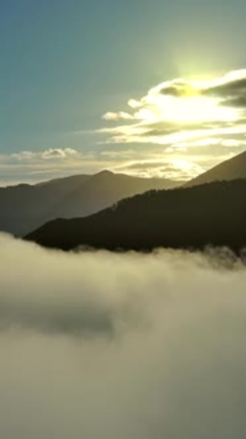 Vue aérienne des nuages et des montagnes au lever du soleil