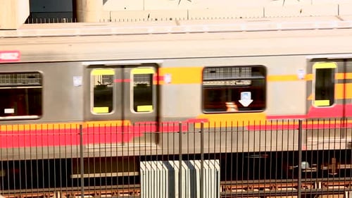 Ein öffentlicher Zug fährt durch Santiago